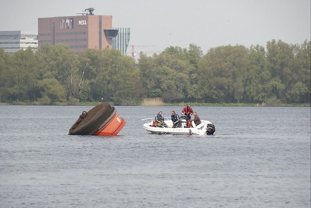 2010/111/20100515 001 Persoon te water Nieuwemeerdijk.jpg